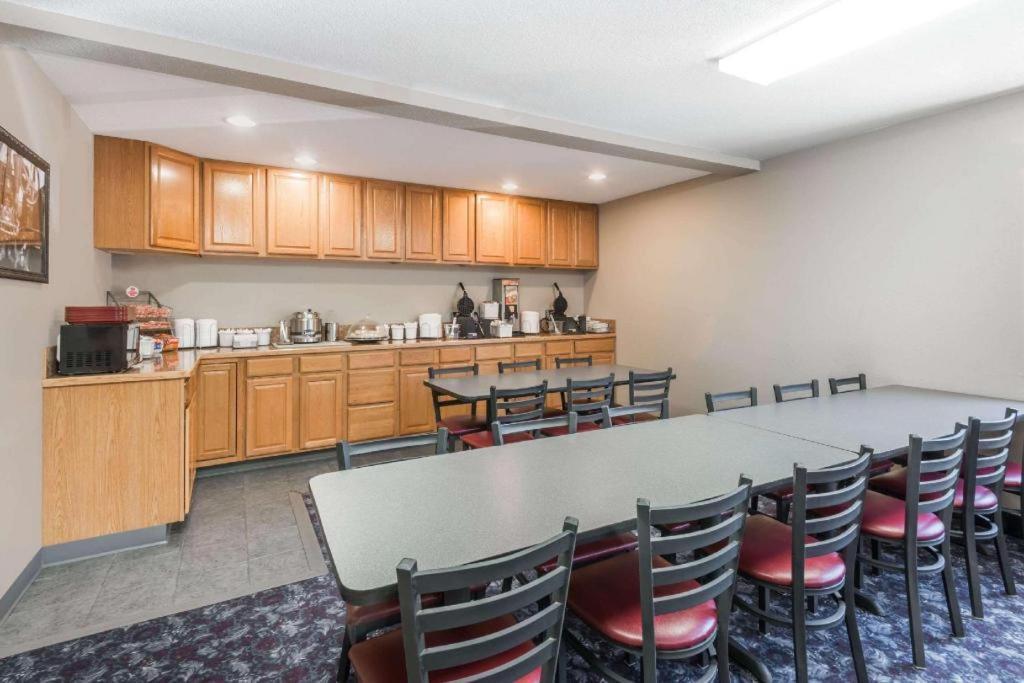 فندق سوبر 8 باي ويندام بلويت Beloit المظهر الخارجي الصورة